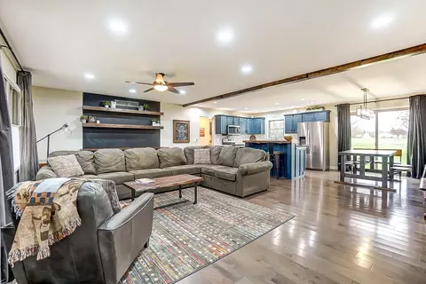 Living - 3519 Hanson Ct, Springfield, OH 45504 photo 3 of 4