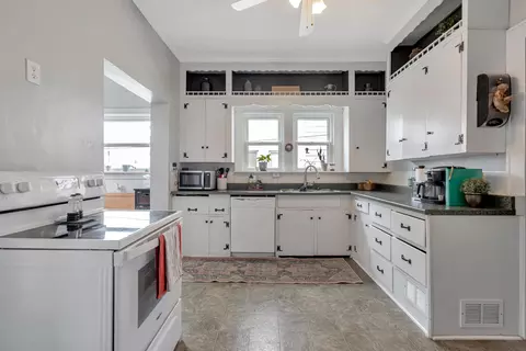 Kitchen - 403 S Prospect St, Marion, OH 43302 photo 2 of 5