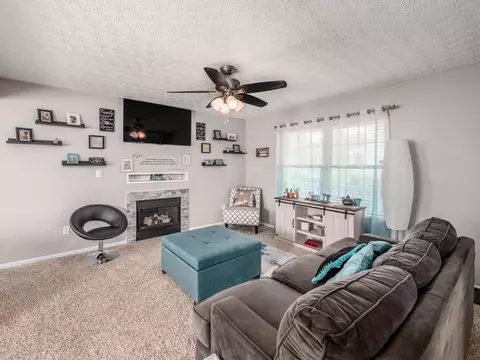 Living - 9138 Drum Pl, Orient, OH 43146 photo 2 of 5