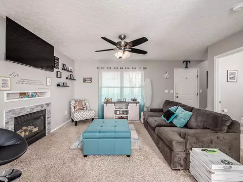 Living - 9138 Drum Pl, Orient, OH 43146 photo 3 of 5