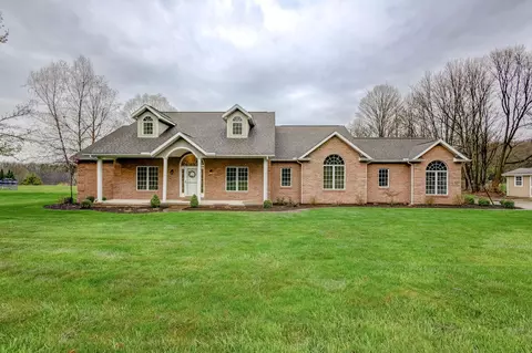 17511 Gambier Rd, Mount Vernon, OH 43050