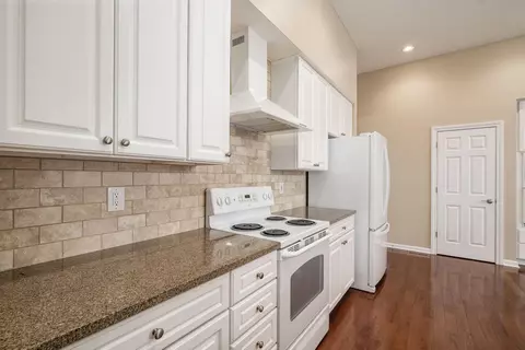 Kitchen - 5860 Dunheath Loop, Dublin, OH 43016 photo 6 of 9