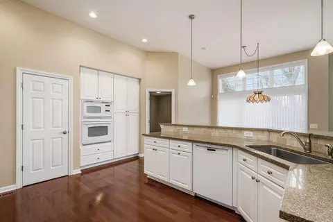 Kitchen - 5860 Dunheath Loop, Dublin, OH 43016 photo 5 of 9