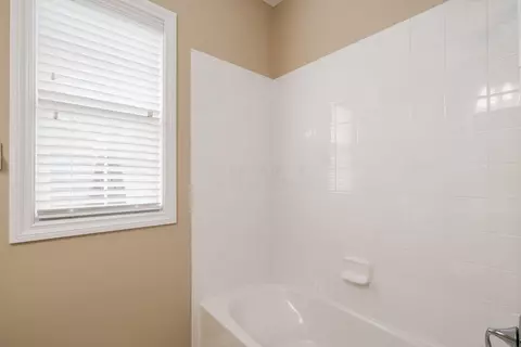 Bath - 5860 Dunheath Loop, Dublin, OH 43016 photo 4 of 7