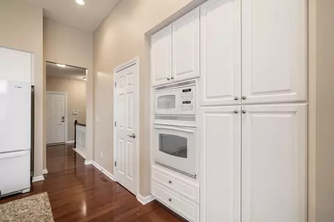 Kitchen - 5860 Dunheath Loop, Dublin, OH 43016 photo 7 of 9