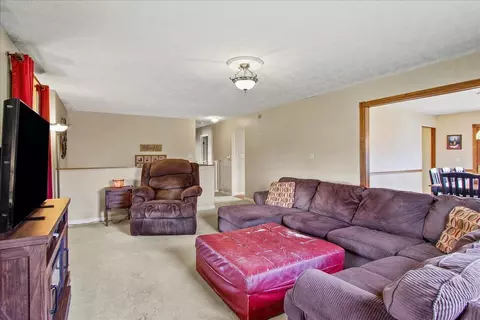 Living - 7400 Grayson Dr, Springfield, OH 45502 photo 2 of 3