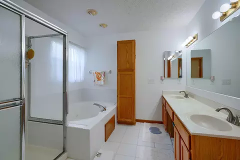 Bath - 4094 Pathfield Dr, Columbus, OH 43230 photo 1 of 3