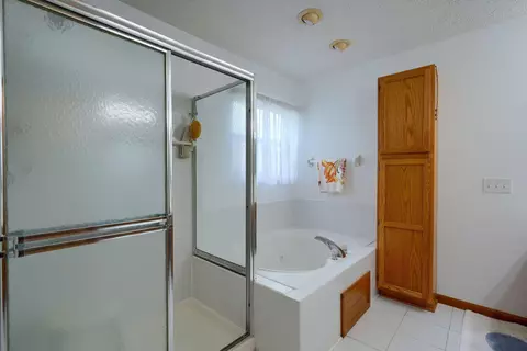 Bath - 4094 Pathfield Dr, Columbus, OH 43230 photo 2 of 3