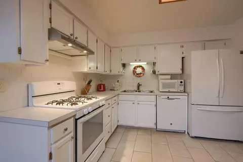Kitchen - 4094 Pathfield Dr, Columbus, OH 43230 photo 2 of 3