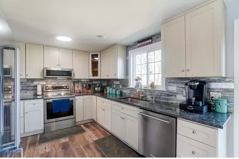 Kitchen - 659 Dovalon Pl, Galloway, OH 43119 photo 2 of 4