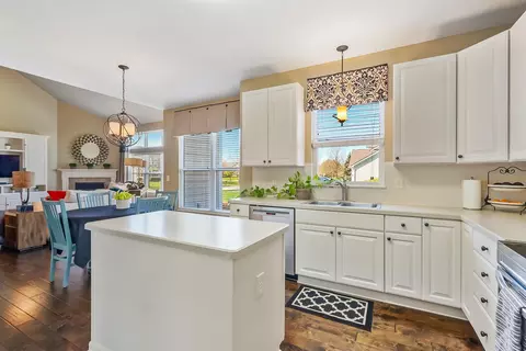 Kitchen - 7198 Springview Ln, Dublin, OH 43016 photo 5 of 5