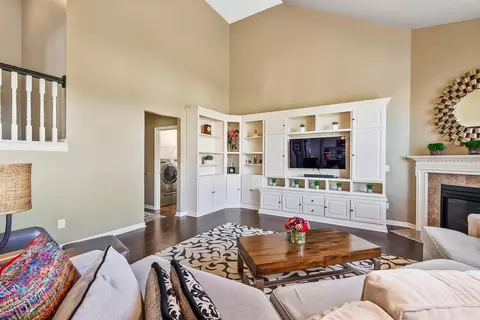 Living - 7198 Springview Ln, Dublin, OH 43016 photo 4 of 7