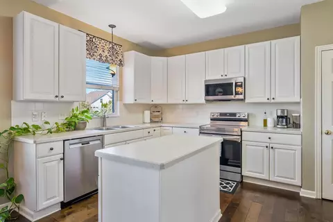 Kitchen - 7198 Springview Ln, Dublin, OH 43016 photo 2 of 5