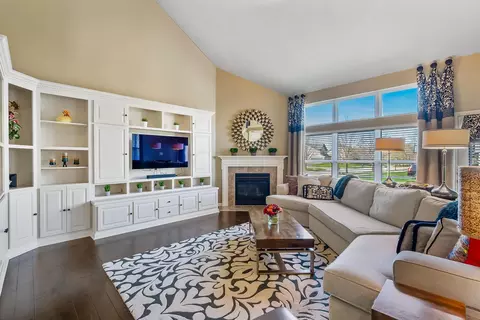 Living - 7198 Springview Ln, Dublin, OH 43016 photo 1 of 7