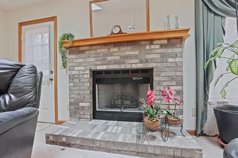 Living - 160 Shawnee Loop N, Pataskala, OH 43062 photo 2 of 6