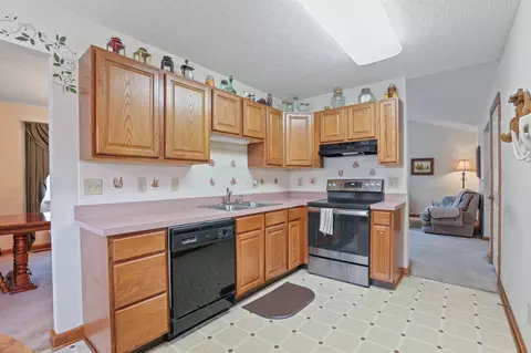 Kitchen - 160 Shawnee Loop N, Pataskala, OH 43062 photo 4 of 7