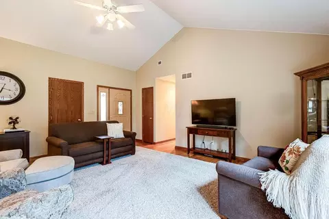 Living - 14389 Eldon Dr, Mount Vernon, OH 43050 photo 4 of 6
