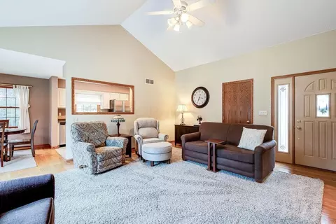 Living - 14389 Eldon Dr, Mount Vernon, OH 43050 photo 5 of 6