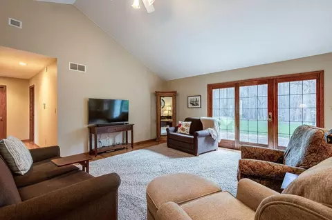 Living - 14389 Eldon Dr, Mount Vernon, OH 43050 photo 3 of 6