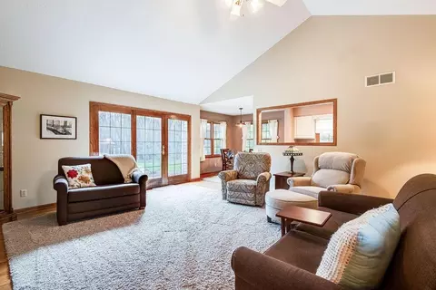 Living - 14389 Eldon Dr, Mount Vernon, OH 43050 photo 2 of 6