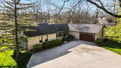 8283 Riverside Dr, Powell, OH 43065
