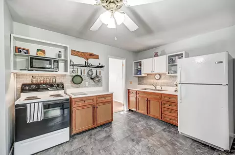 Kitchen - 3035 Nantucket St, Springfield, OH 45503 photo 2 of 6
