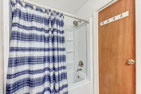 Bath - 3035 Nantucket St, Springfield, OH 45503 photo 2 of 3
