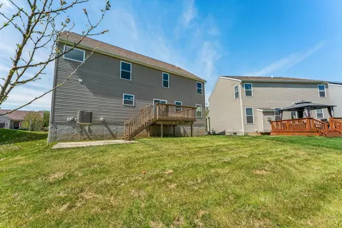 Exterior - 900 Salinger Dr, Lithopolis, OH 43136 photo 8 of 12