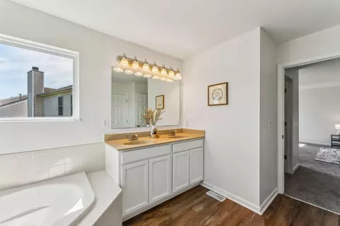 Bath - 900 Salinger Dr, Lithopolis, OH 43136 photo 5 of 7