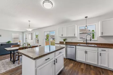 Kitchen - 900 Salinger Dr, Lithopolis, OH 43136 photo 3 of 5