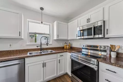Kitchen - 900 Salinger Dr, Lithopolis, OH 43136 photo 4 of 5