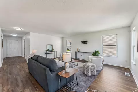 Living - 900 Salinger Dr, Lithopolis, OH 43136 photo 5 of 5
