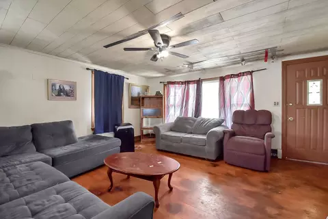 Living - 901 Pine St, Springfield, OH 45505 photo 2 of 2