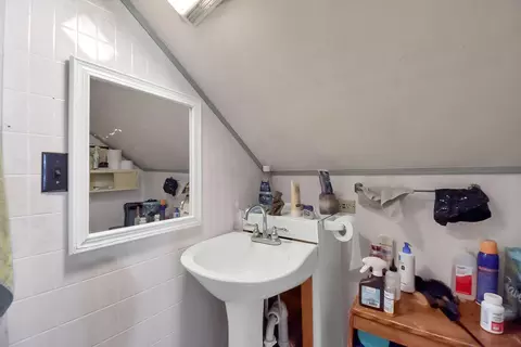 Bath - 901 Pine St, Springfield, OH 45505 photo 2 of 2