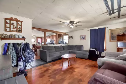Living - 901 Pine St, Springfield, OH 45505 photo 1 of 2