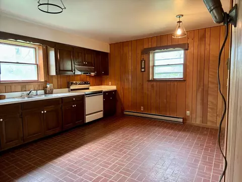 Kitchen - 2190 Rosedale Rd, Irwin, OH 43029 photo 2 of 3