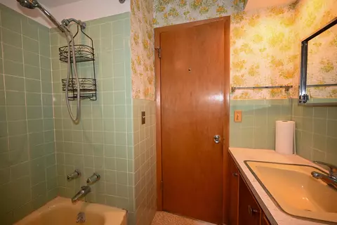 Bath - 1220 Arbor Ln, Marion, OH 43302 photo 2 of 5