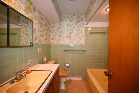 Bath - 1220 Arbor Ln, Marion, OH 43302 photo 1 of 5