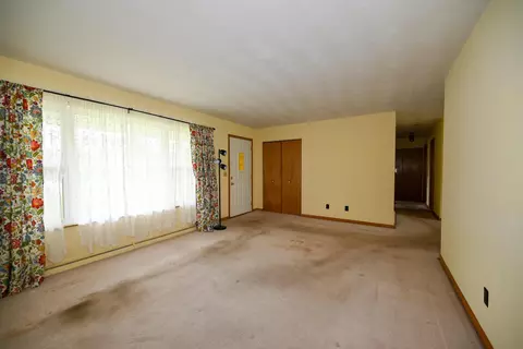 Living - 1220 Arbor Ln, Marion, OH 43302 photo 3 of 4