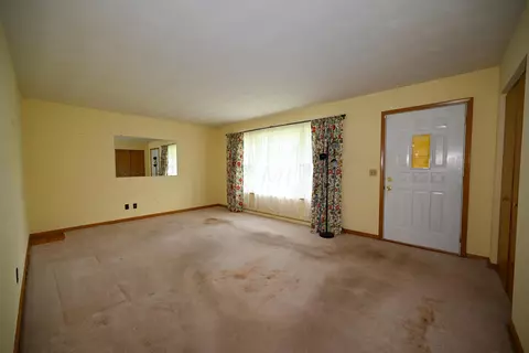 Living - 1220 Arbor Ln, Marion, OH 43302 photo 2 of 4