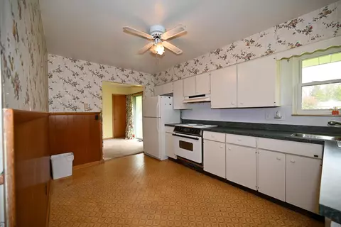 Kitchen - 1220 Arbor Ln, Marion, OH 43302 photo 2 of 4