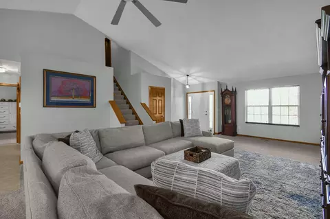 Living - 508 Sycamore Ct, Marion, OH 43302 photo 2 of 3