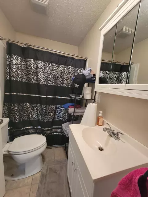Bath - 614 S Scioto St, Circleville, OH 43113 photo 2 of 3