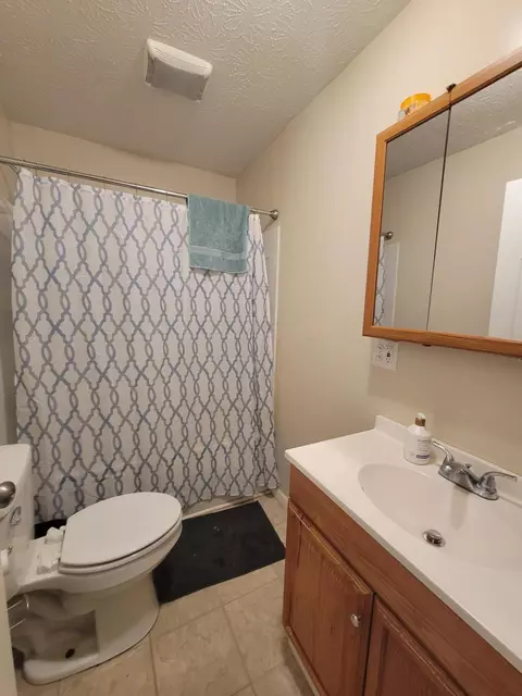 Bath - 614 S Scioto St, Circleville, OH 43113 photo 1 of 3