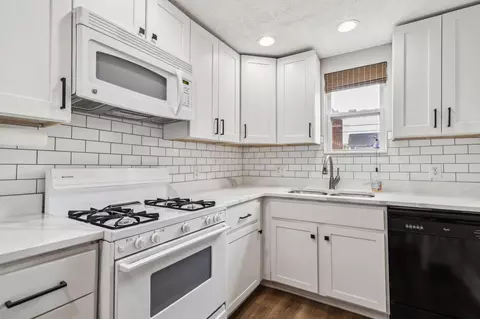 Kitchen - 352 E Mithoff St, Columbus, OH 43206 photo 4 of 4