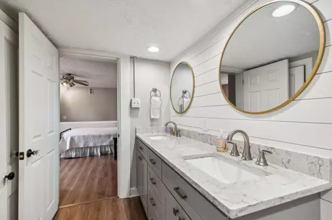Bath - 352 E Mithoff St, Columbus, OH 43206 photo 3 of 4
