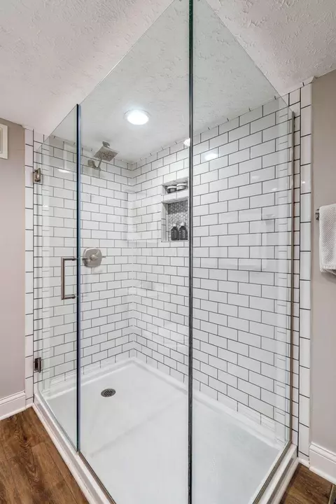 Bath - 352 E Mithoff St, Columbus, OH 43206 photo 2 of 4