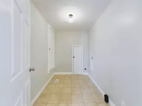 Entry Way - 658 E Chestnut St, Lancaster, OH 43130 photo 2 of 2