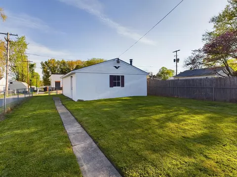 Exterior - 658 E Chestnut St, Lancaster, OH 43130 photo 3 of 4
