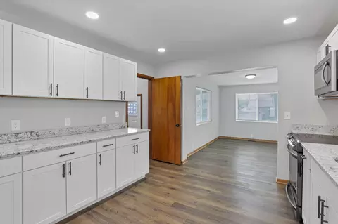 Kitchen - 1424 E Main St, Lancaster, OH 43130 photo 4 of 5